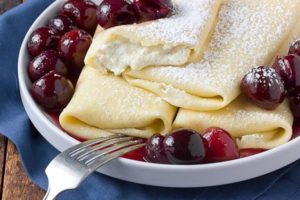 palacinke-sa-sladoledom-od-vanilije-i-sosom-od-visanja1