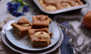prevrnuti-kolac-s-jabukama-orasima-bademima-recept