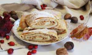 bakina-gibanica-strudla-savijaca-s-jabukama-od-dizanog-tijesta-recept-1
