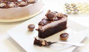 brownie-rodjendanska-karamel-torta-s-toffife-bombonima-recept