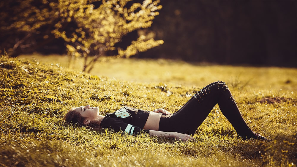 girl-lying-on-the-grass-1741487_1280 (1)