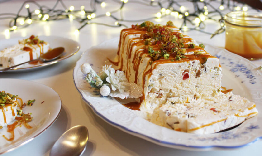 bozicni-semifredo-s-karamelom-kandiranim-vocem-recept-1-62372758