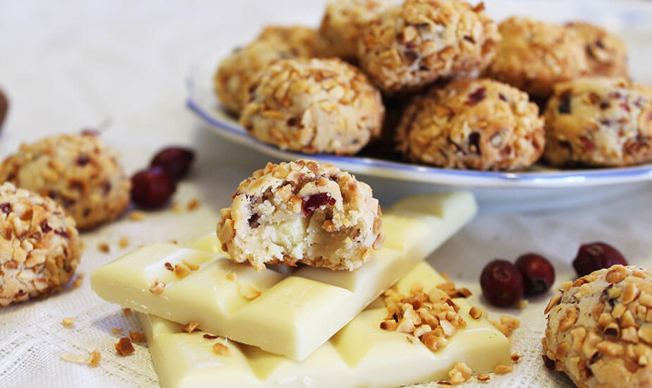 suhi-bozicni-kolaci-kuglice-od-marcipana-bijele-cokolade-recept