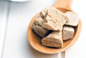 1330019_kvasac-i-med-stockphotothefreshyeastonwoodenspoon247459807_ff