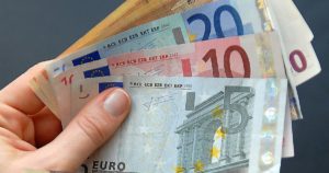 Euro-and-US-dollar-notes