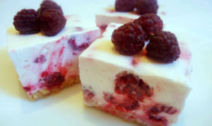 jogurt-kocke-sa-sirom-i-malinama-cheesecake-bez-pecenja-6503064548