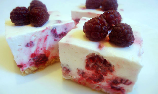 jogurt-kocke-sa-sirom-i-malinama-cheesecake-bez-pecenja-6503064548