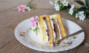 gola-torta-s-kremom-od-maslaca-i-borovnicama