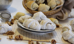 roscici-prhke-kiflice-s-vrhnjem-orasima-recept-9398374017