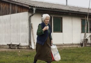 5d7d0f74-d4dc-4ed1-a347-762c0a0a0a64-womanolder-690x480